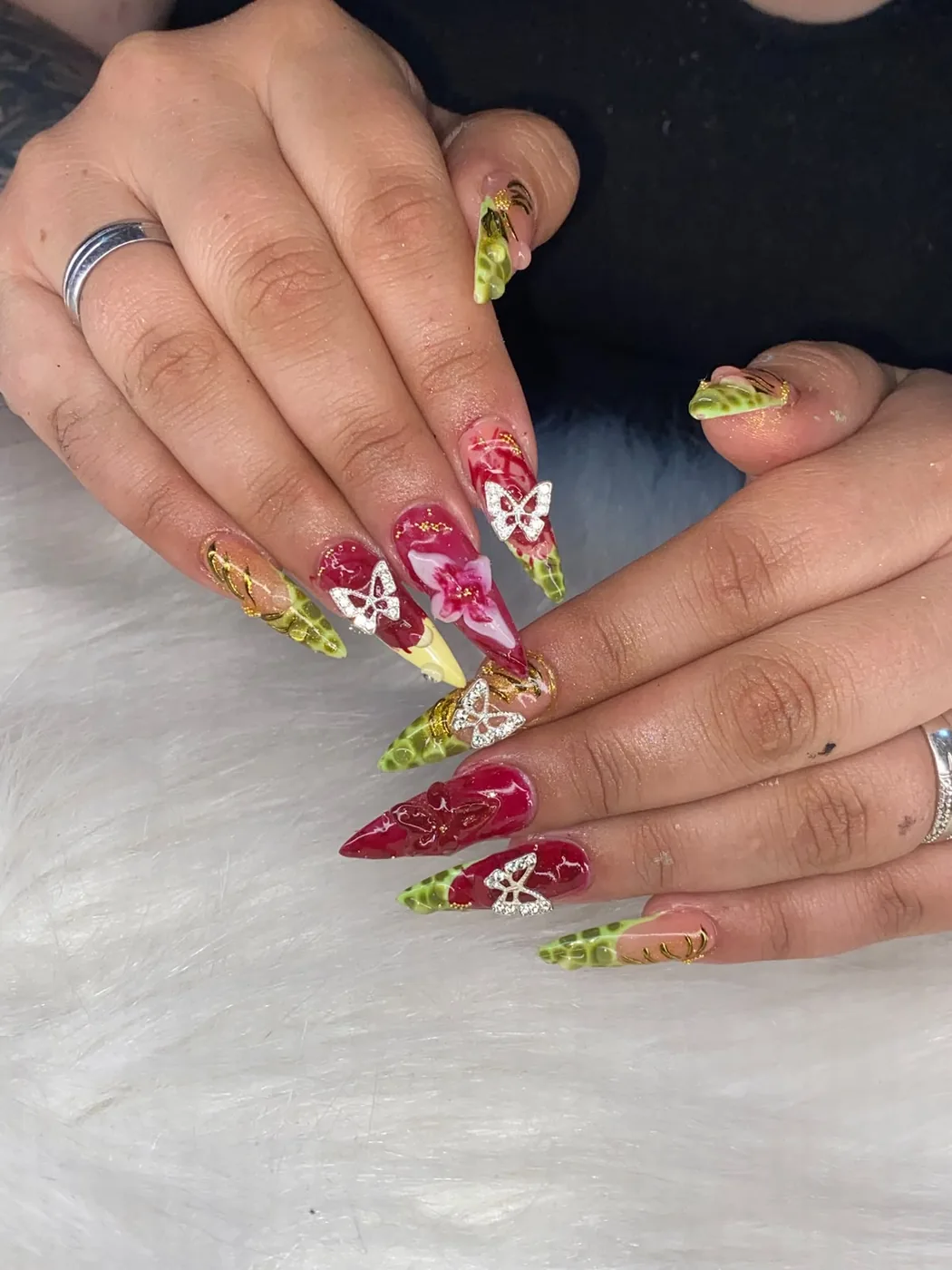 Mano alzada: Corazones y flores